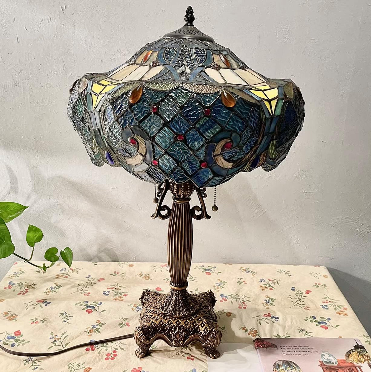 Bieye L10784 Blue Baroque Table Lamp — model photograph 4